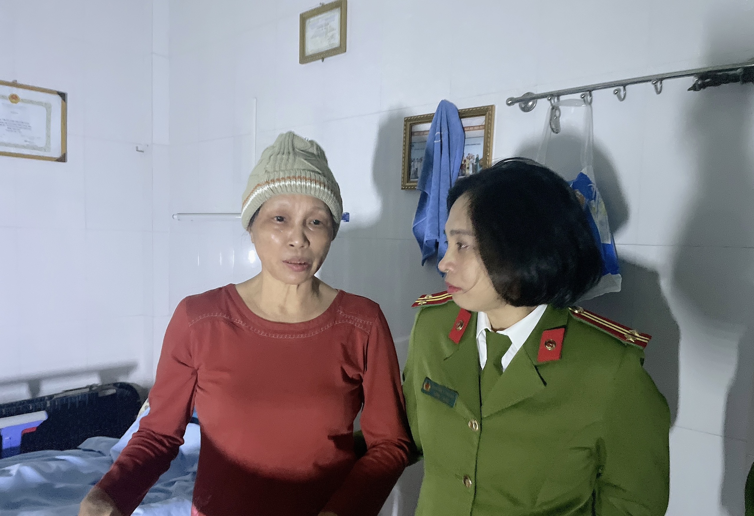 Hội Phụ nữ Phòng Cảnh sát QLHC về TTXH: Thăm hỏi, tặng quà nguyên CBCS có hoàn cảnh đặc biệt khó khăn